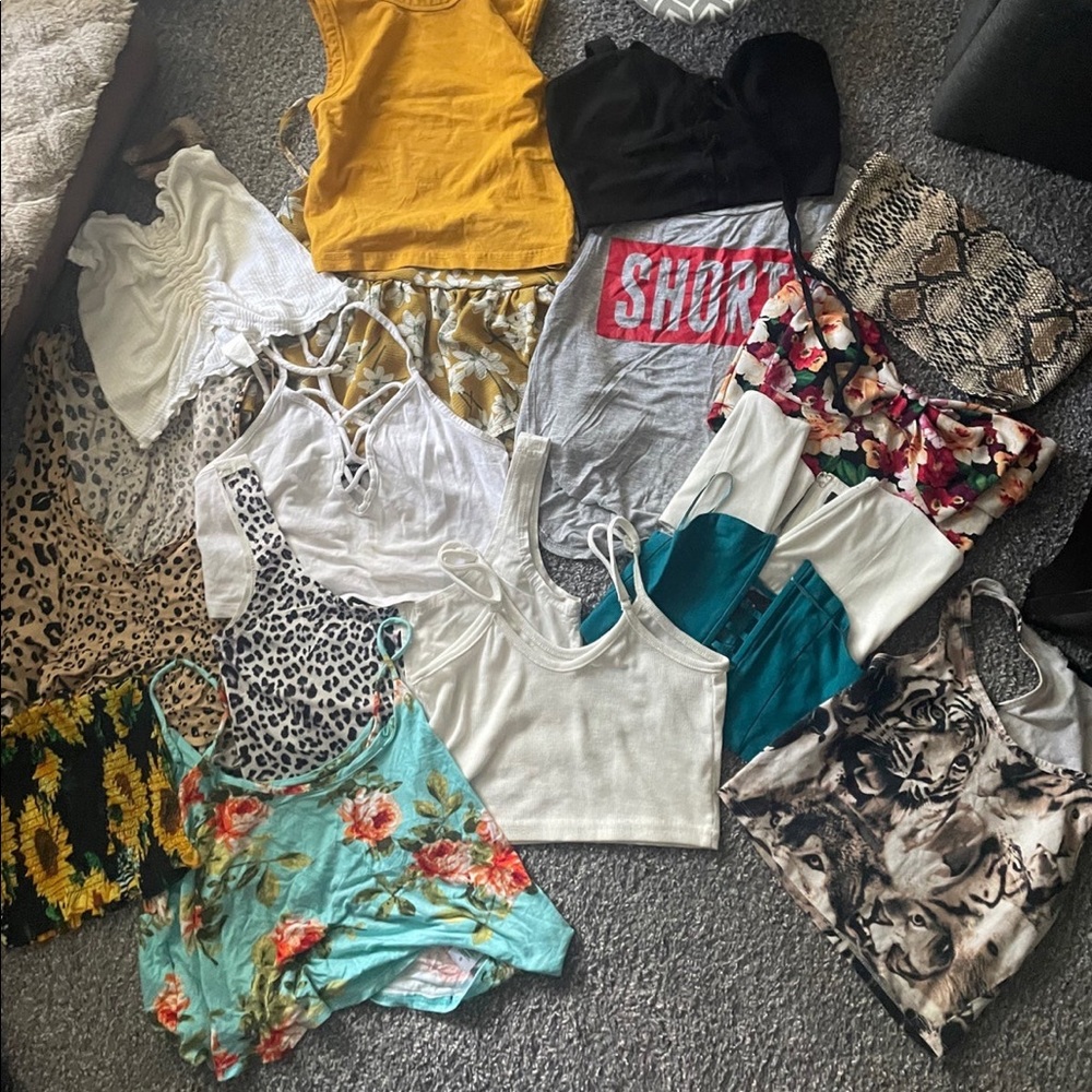 Lot of 32 tank tops